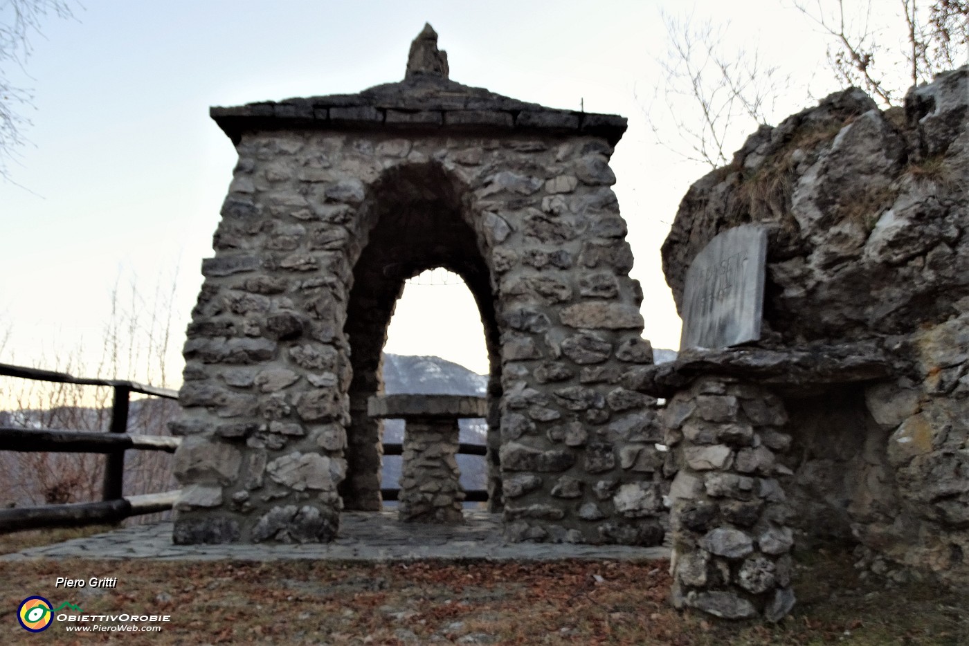 91 Tempietto in pietra.JPG